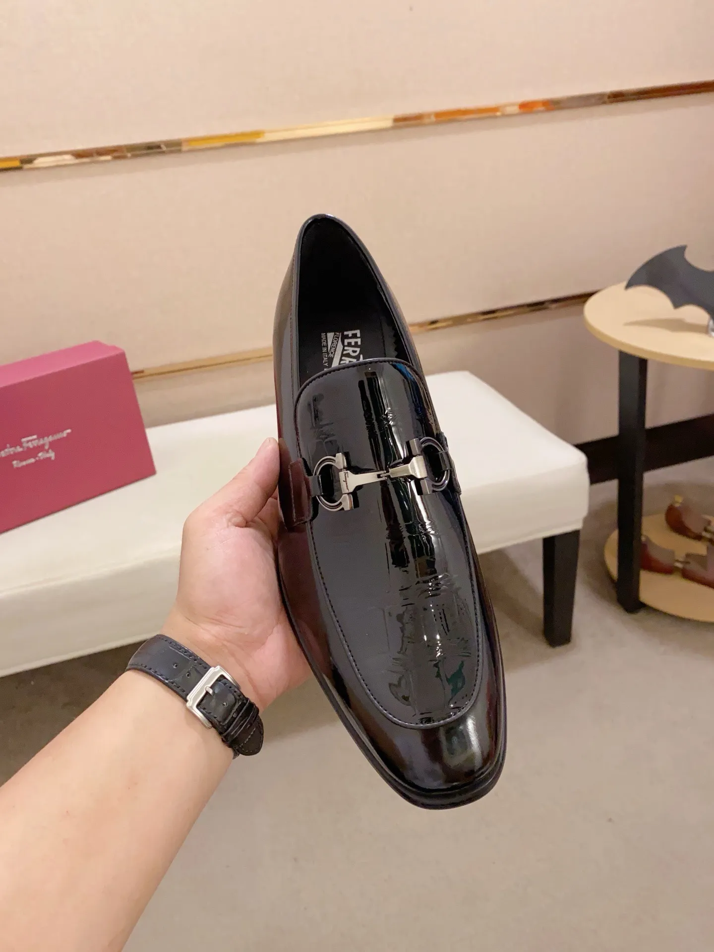 Men's shoes💰: 520💰 High version Ferragamo quality! 🆕🆕Exclusive hot-selling products in stock🔥🔥New products on the shelves, high-quality shoes, high-end driving shoes, with complete packaging! 💪 💪 Material: imported patented cowhide 🐂 + imported high-quality water-dyed cowhide lining + wear-resistant outsole 👍🏻👍🏻 Features: high-end and comfortable, purely handmade 🚀 🚀 Create the perfect shoes that suit you best 🔥 🔥 Size: (38-44) Can be customized 45 non-returnable!